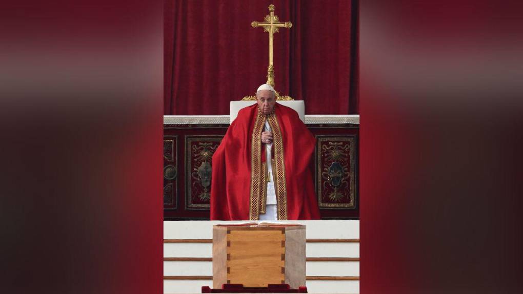 Con solemne y multitudinario funeral despiden al papa Benedicto XVI