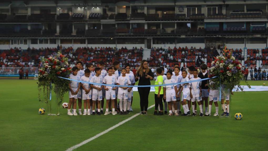 Risas, juegos y presencia de la presidenta Castro: Así fue la inauguración de la grama híbrida del Estadio Nacional