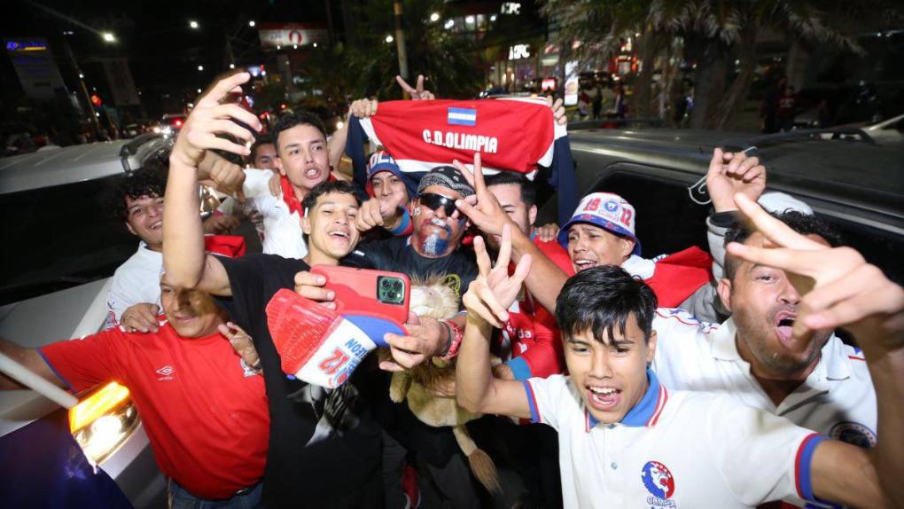 ¡Fiesta tricolor! Así celebró la afición del Olimpia la conquista de la copa 35
