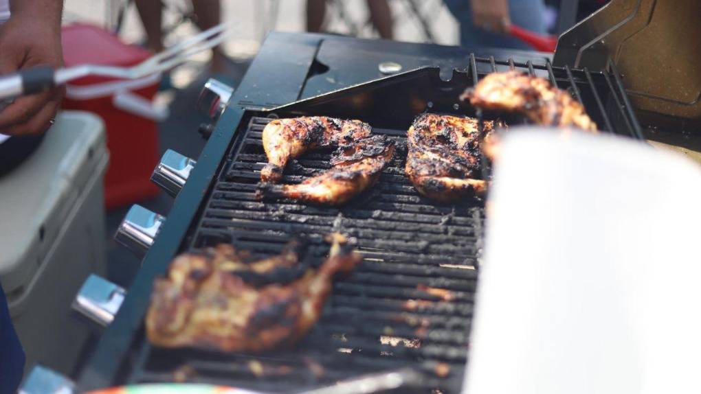 Con carneada incluida, catrachos arman la fiesta previo al Honduras vs Haití