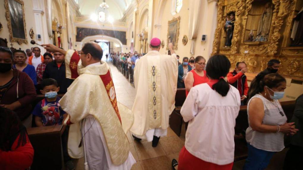 Con devoción y fe capitalinos asisten a la misa del Domingo de Resurrección