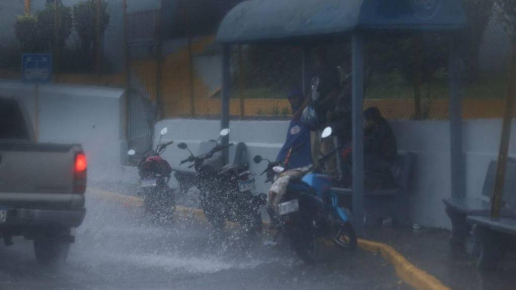 Calles inundadas en Tegucigalpa a raíz de fuertes lluvias
