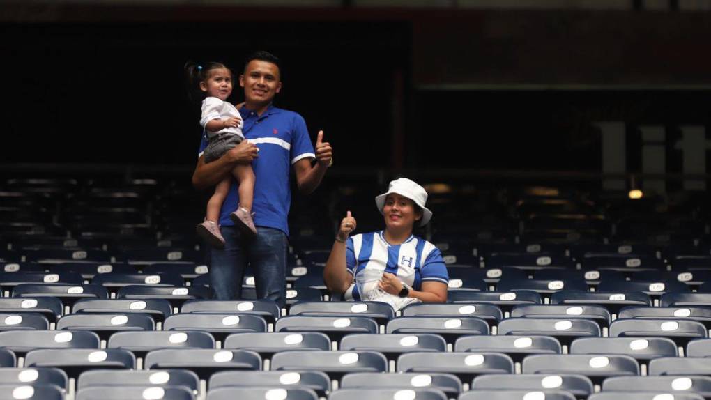 Gran ambiente: aficionados llegan al NRG Stadium para presenciar el Honduras-México en la Copa Oro 2023