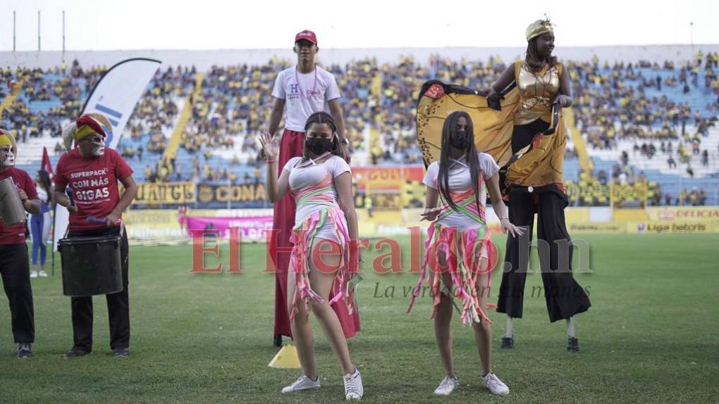 Incondicional apoyo de la barra aurinegra llena de euforia el Estadio Morazán