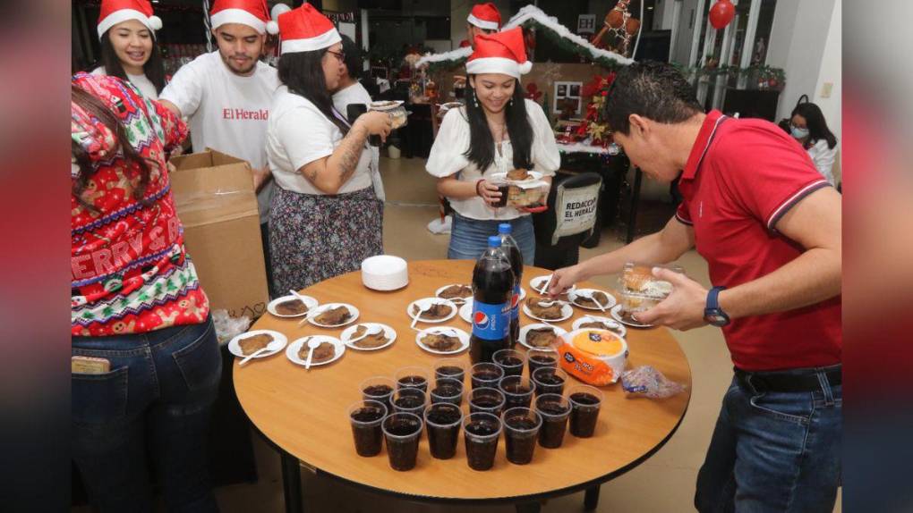 Así se realizó el concurso de la mesa navideña en la Sala de Redacción de EL HERALDO