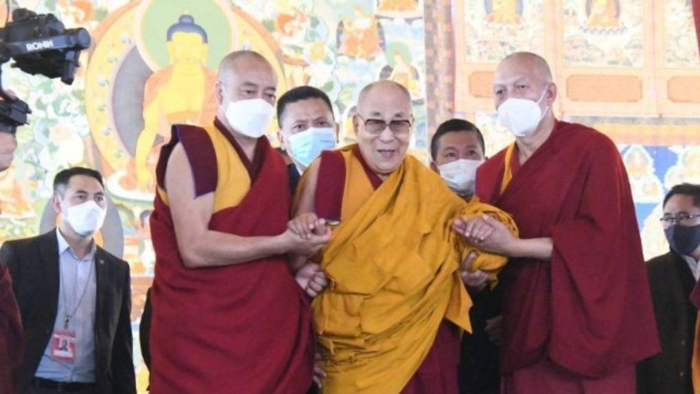Las polémicas detrás del Dalai Lama: de besar a un niño a solicitar una sucesora “atractiva”