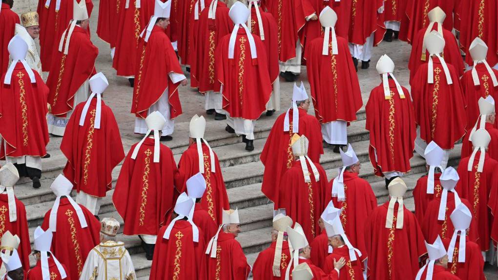 Con solemne y multitudinario funeral despiden al papa Benedicto XVI