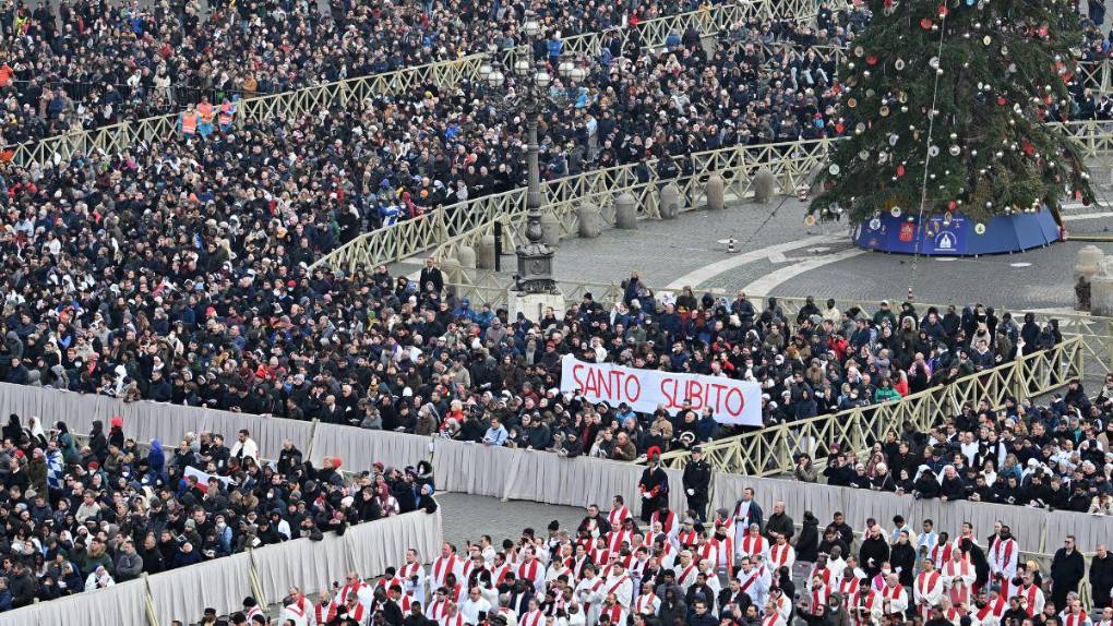 Con solemne y multitudinario funeral despiden al papa Benedicto XVI