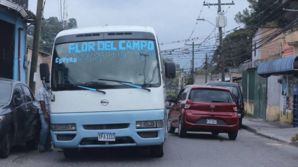 Retenes y revisión de documentos: así se vive el toque de queda en algunos sectores de la capital