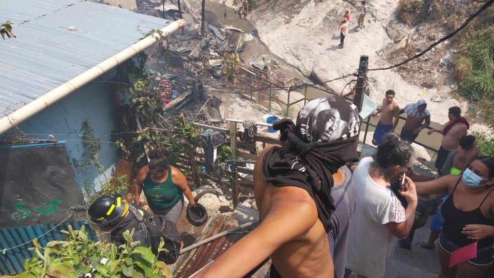 Tragedia: incendio dejó sin vivienda a 12 niños y a sus familias en la capital