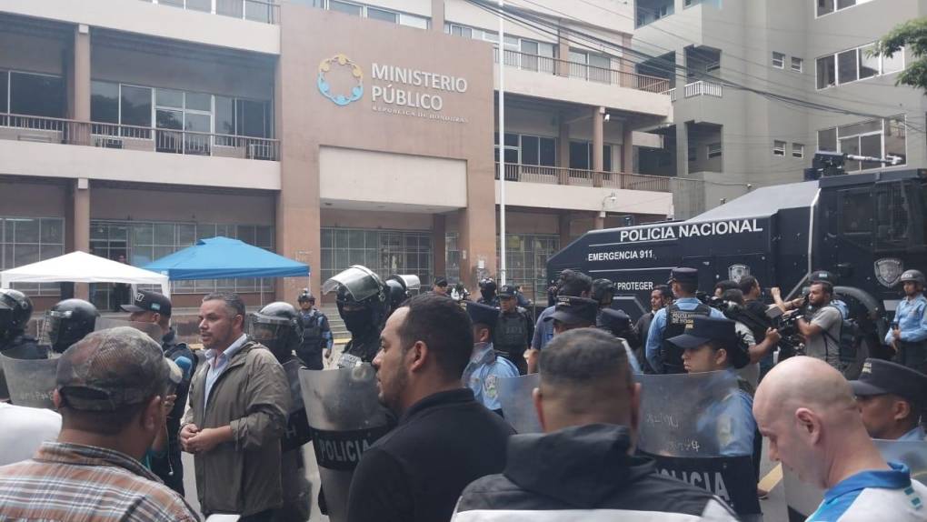 Fuertes enfrentamientos entre el BOC y colectivos de Libre frente el MP