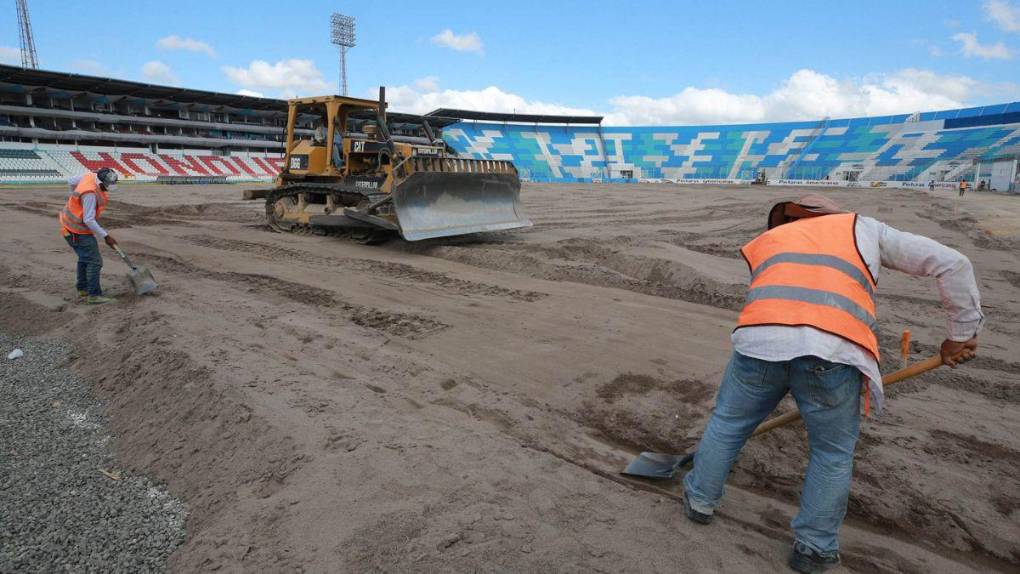 Así avanzan los trabajos de cambio de césped en el Estadio Nacional en su recta final