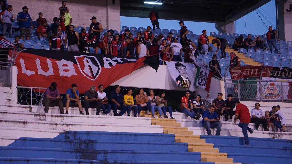 Bellas mujeres y un ambiente feroz: así la pasa la afición olimpista dentro del Olímpico