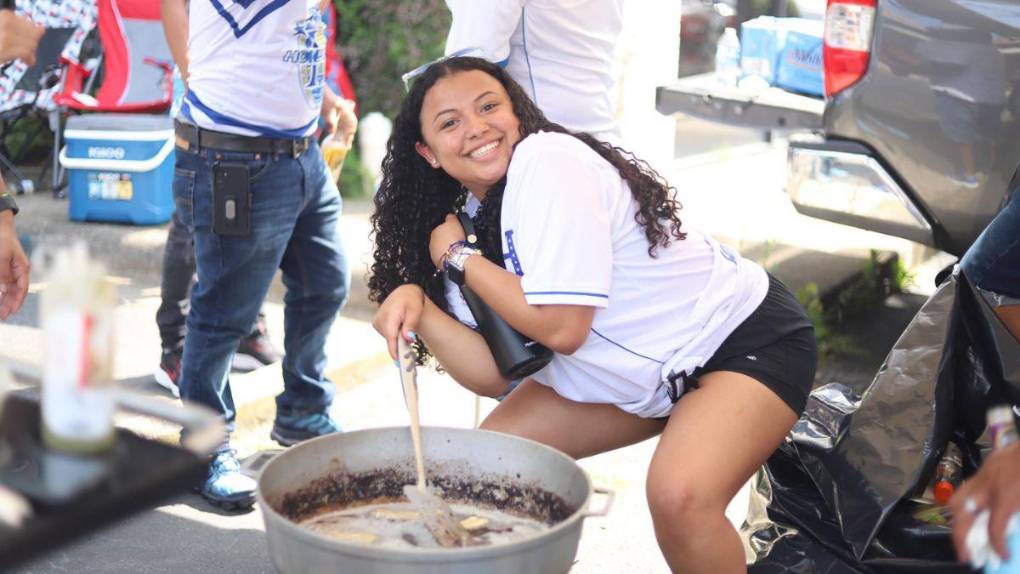 Con carneada incluida, catrachos arman la fiesta previo al Honduras vs Haití