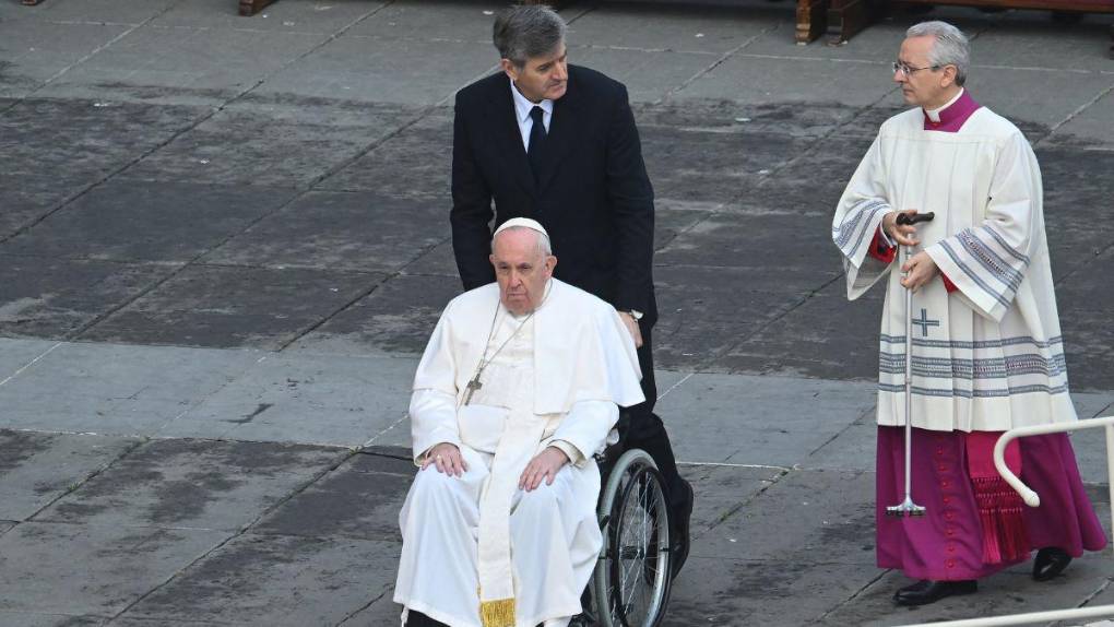 Con solemne y multitudinario funeral despiden al papa Benedicto XVI