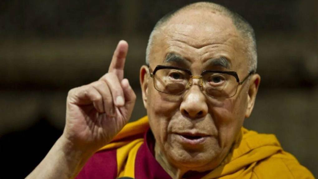 Las polémicas detrás del Dalai Lama: de besar a un niño a solicitar una sucesora “atractiva”