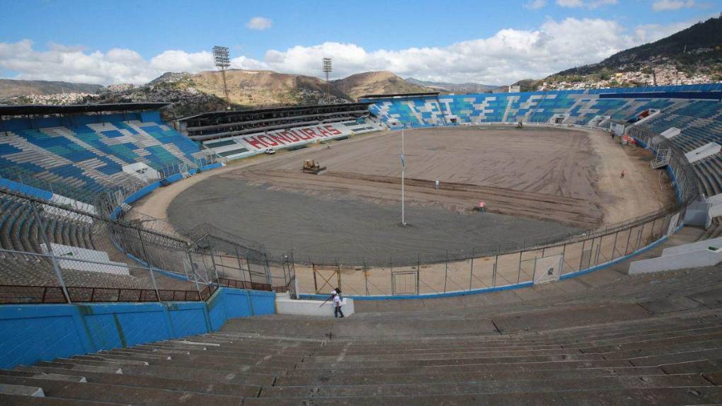 Así avanzan los trabajos de cambio de césped en el Estadio Nacional en su recta final