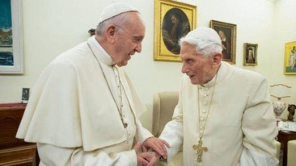 La polémica convivencia entre el papa Francisco y el emérito Benedicto XVI