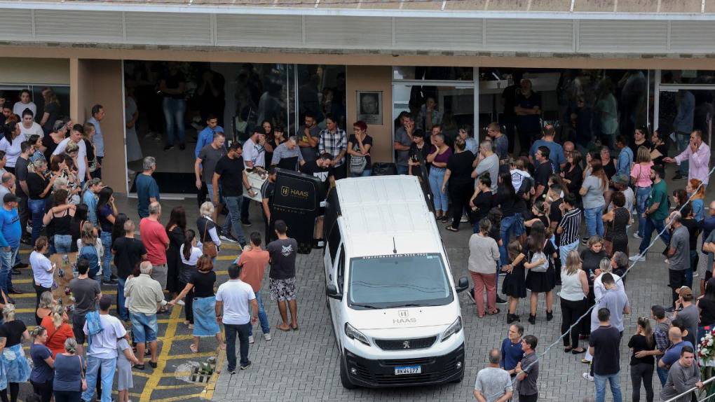 ¡Desgarrador! Así sepultaron a los niños asesinados en masacre en guardería de Brasil