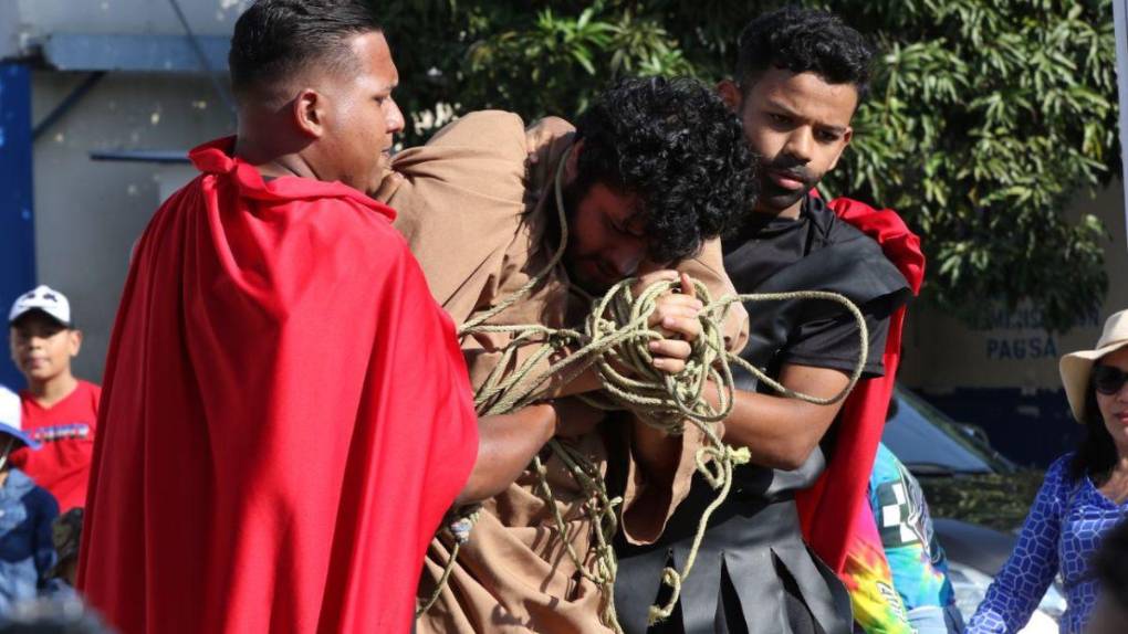 Las imágenes que dejó el Vía Crucis en la capital de Honduras