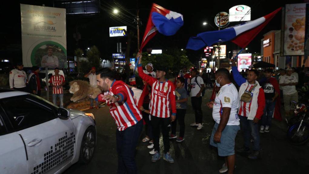 ¡Fiesta tricolor! Así celebró la afición del Olimpia la conquista de la copa 35