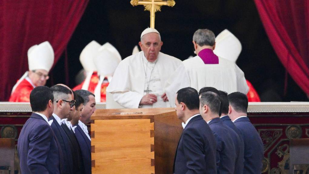 Con solemne y multitudinario funeral despiden al papa Benedicto XVI