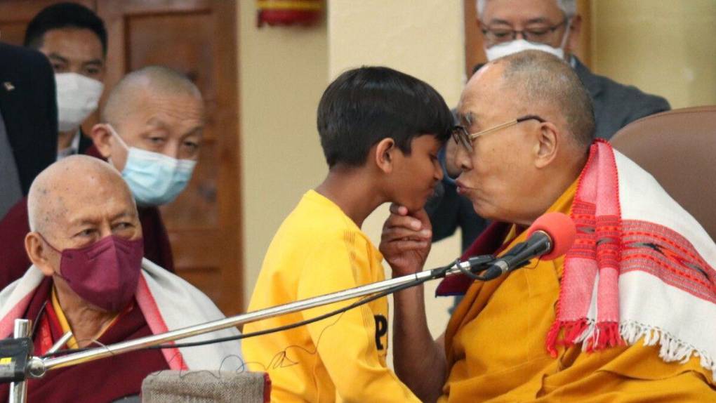 Las polémicas detrás del Dalai Lama: de besar a un niño a solicitar una sucesora “atractiva”