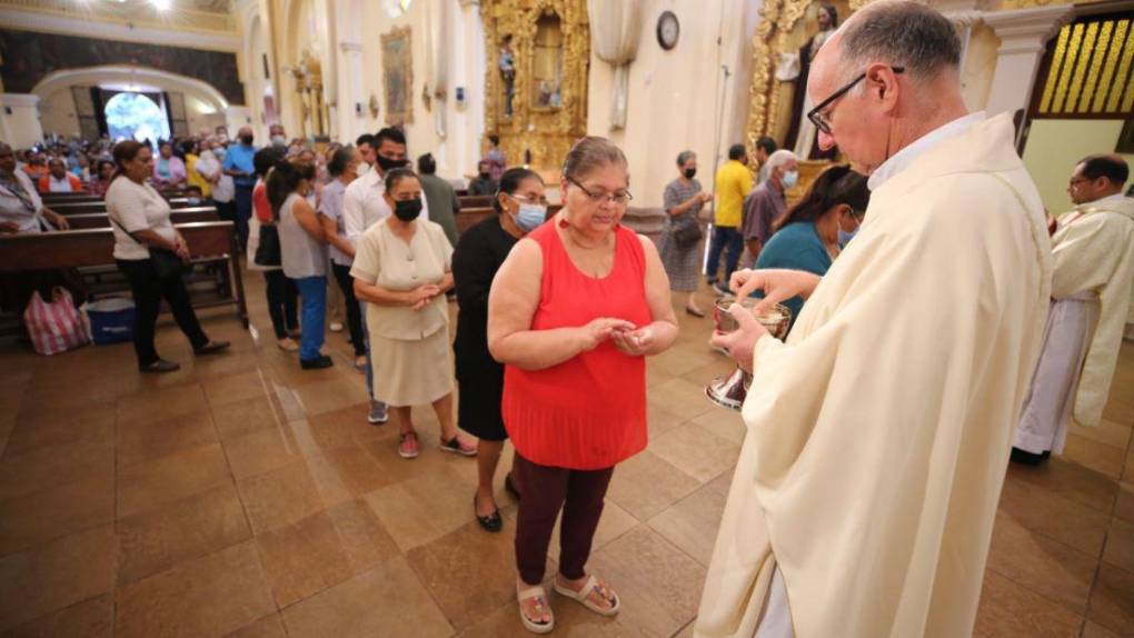 Con devoción y fe capitalinos asisten a la misa del Domingo de Resurrección
