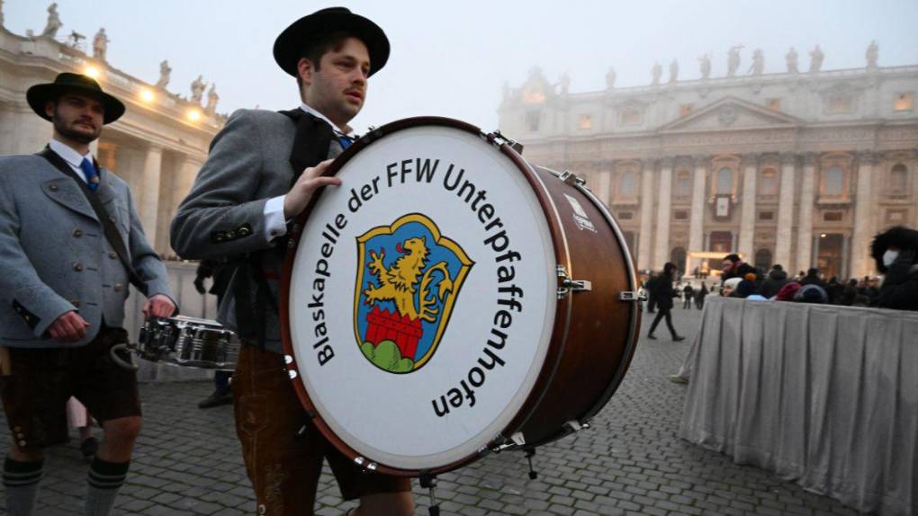 Con solemne y multitudinario funeral despiden al papa Benedicto XVI