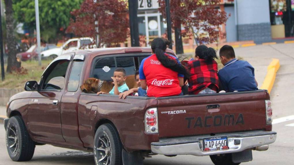 En caravana retornan veraneantes a la capital tras feriado de Semana Santa