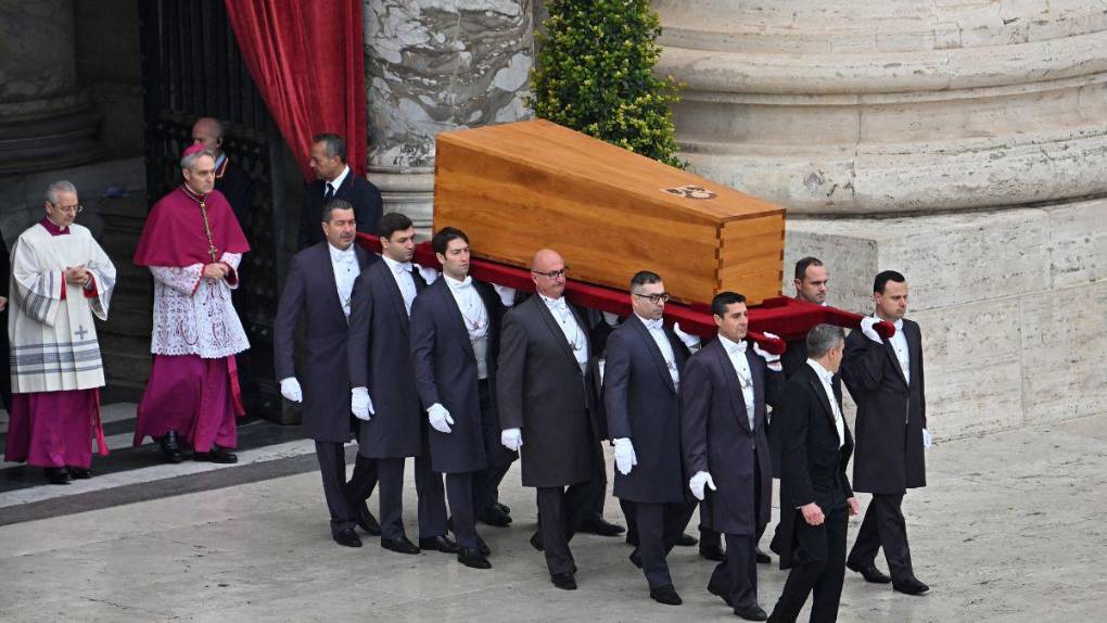 Con solemne y multitudinario funeral despiden al papa Benedicto XVI
