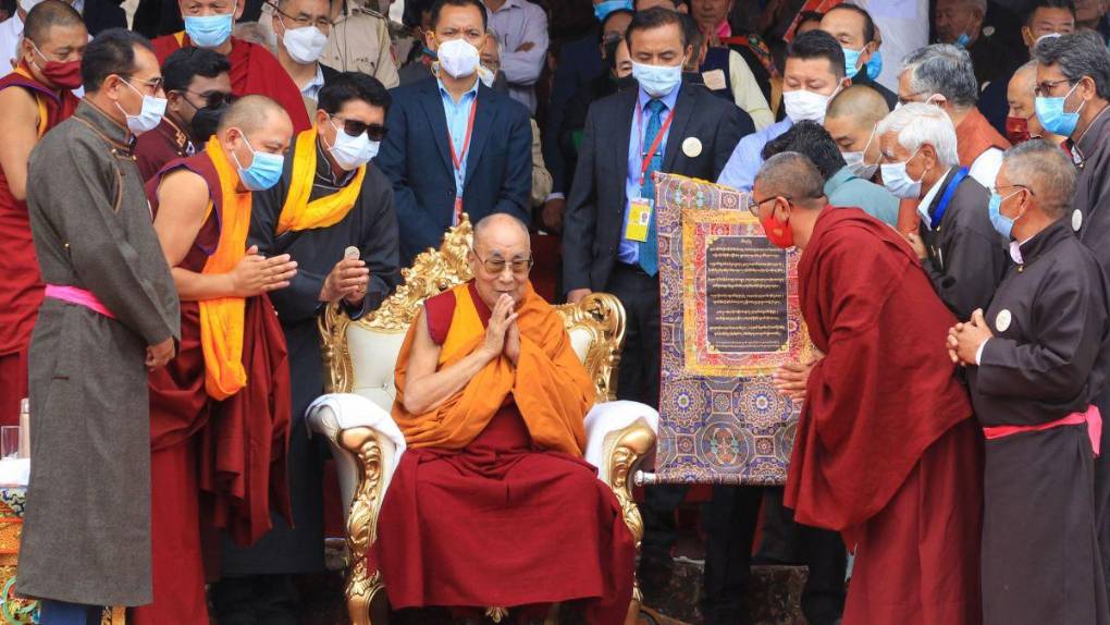 Las polémicas detrás del Dalai Lama: de besar a un niño a solicitar una sucesora “atractiva”