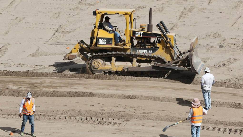 Así avanzan los trabajos de cambio de césped en el Estadio Nacional en su recta final