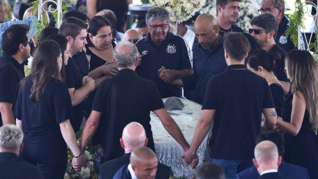 Llanto, conmoción y personalidades: las imágenes del funeral de Pelé en Brasil
