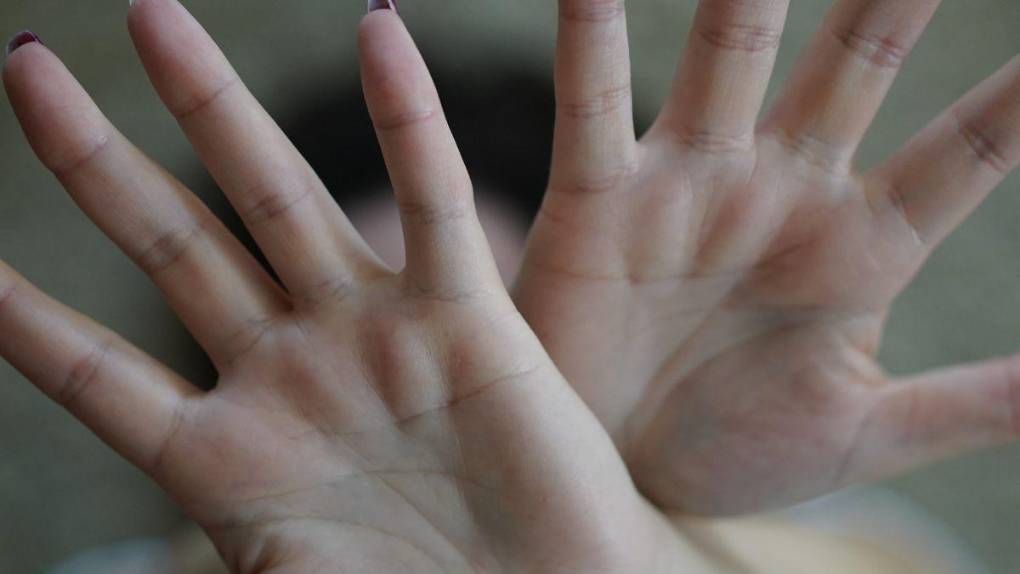 Aislamiento, mensajes depresivos o rendirse al fracaso: señales tempranas que pueden salvar una vida