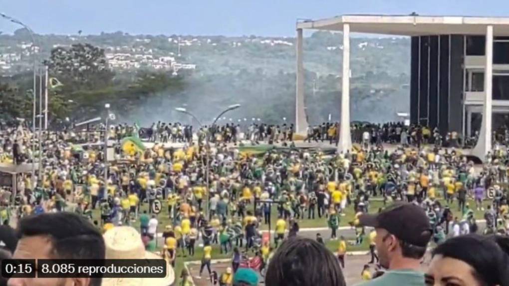 ¡Caos en Brasil! Simpatizantes de Bolsonaro toman por asalto los Poderes del Estado exigiendo la destitución de Lula da Silva
