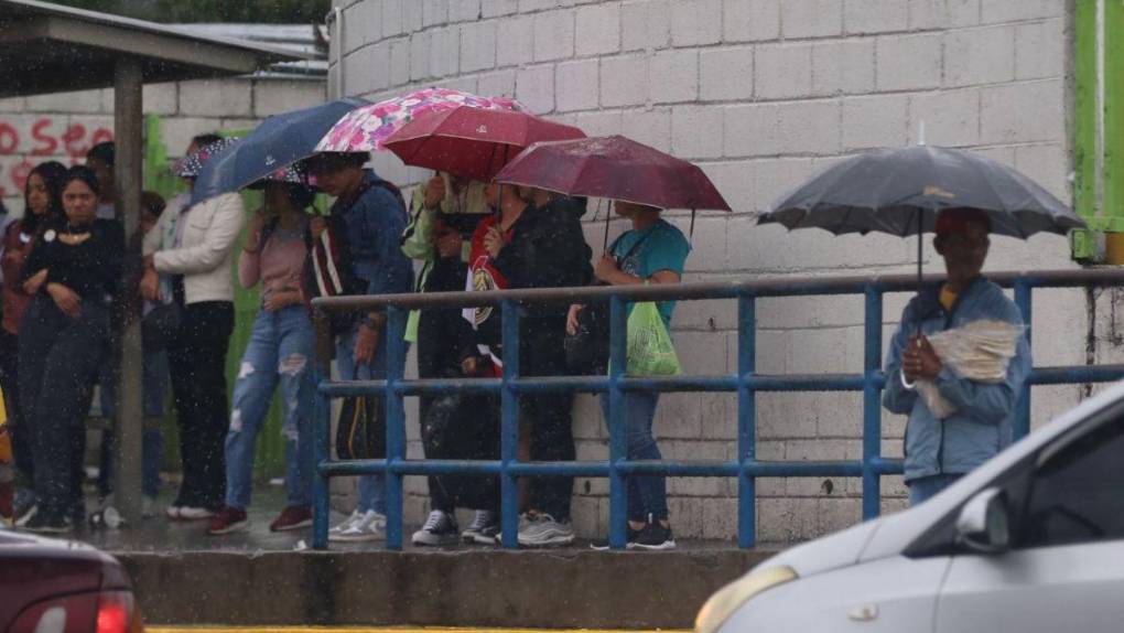 Calles inundadas en Tegucigalpa a raíz de fuertes lluvias