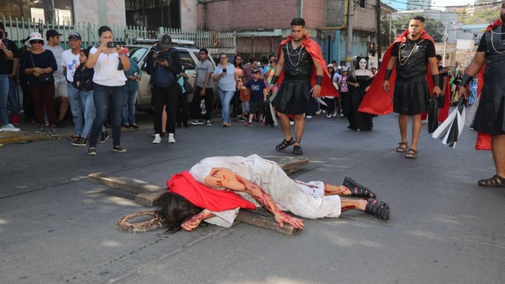 Las imágenes que dejó el Vía Crucis en la capital de Honduras
