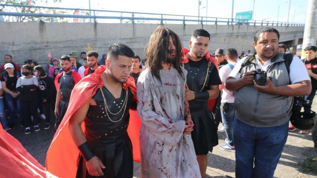 Las imágenes que dejó el Vía Crucis en la capital de Honduras