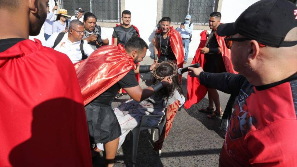 Las imágenes que dejó el Vía Crucis en la capital de Honduras