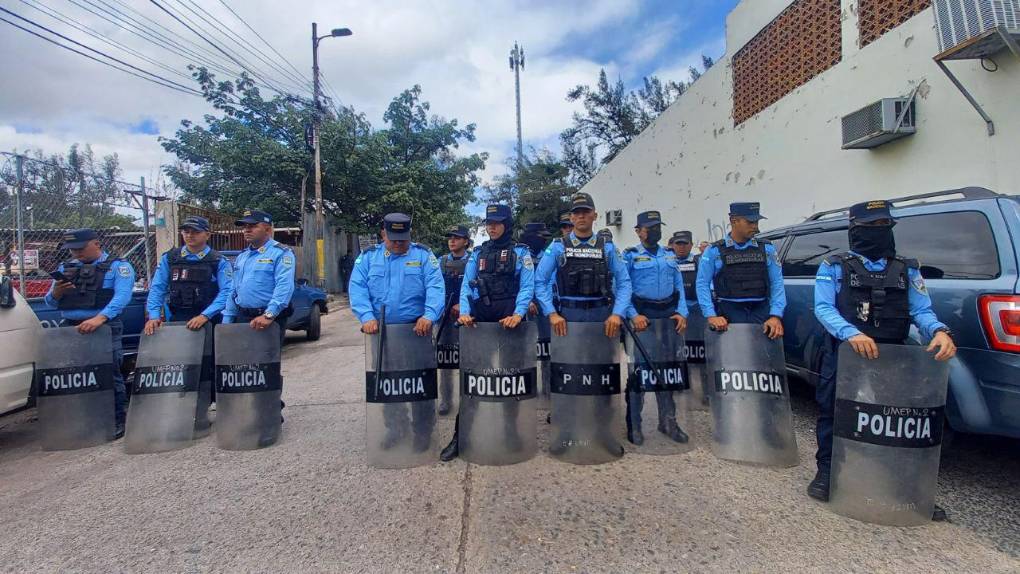 Por acoso laboral y despidos injustificados, protestan empleados del SANAA