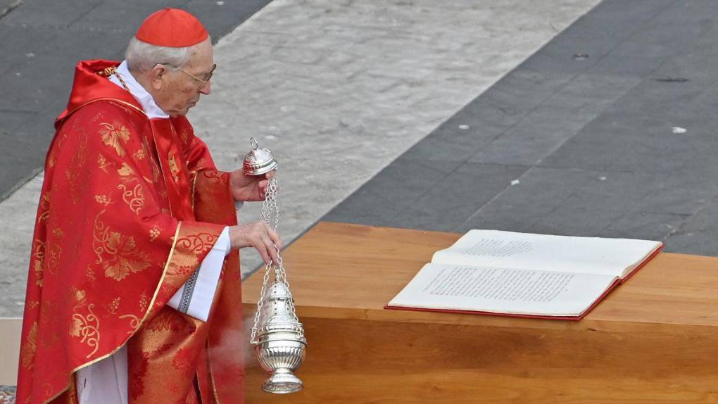 Con solemne y multitudinario funeral despiden al papa Benedicto XVI