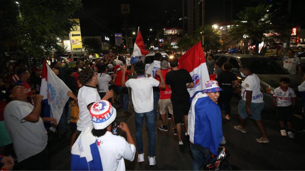 ¡Fiesta tricolor! Así celebró la afición del Olimpia la conquista de la copa 35