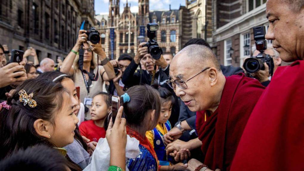 Las polémicas detrás del Dalai Lama: de besar a un niño a solicitar una sucesora “atractiva”
