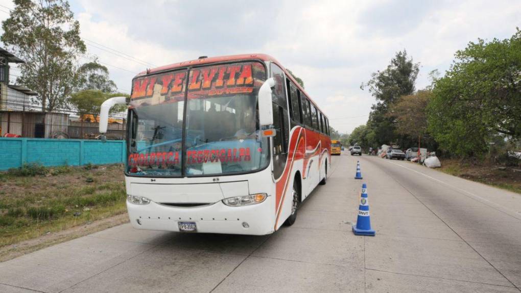En caravana retornan veraneantes a la capital tras feriado de Semana Santa