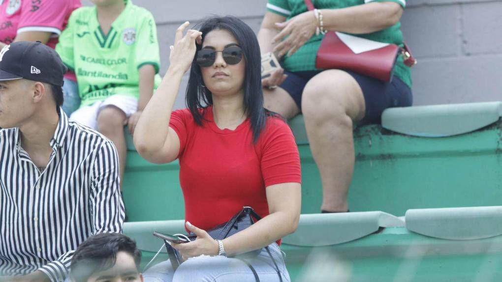 Pasión por el Monstruo y guapas aficionadas: gran ambiente en la semifinal Marathón vs Olimpia