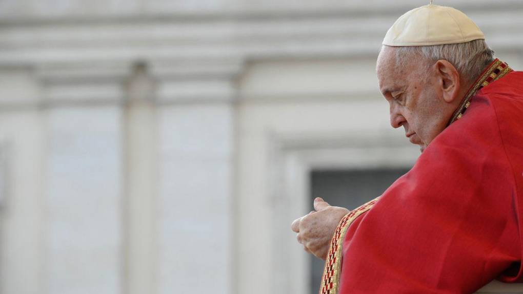 Con solemne y multitudinario funeral despiden al papa Benedicto XVI