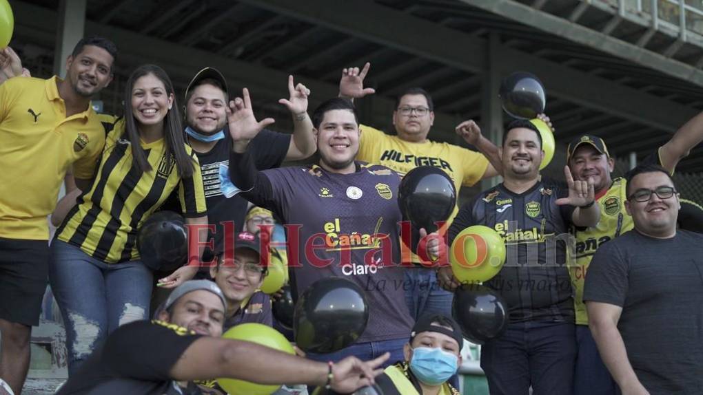 Incondicional apoyo de la barra aurinegra llena de euforia el Estadio Morazán