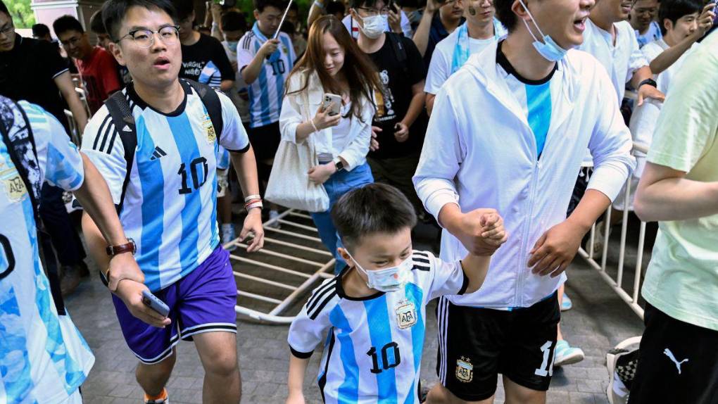 Fervor y alegría: chinos enloquecen por la llegada de Messi para un amistoso