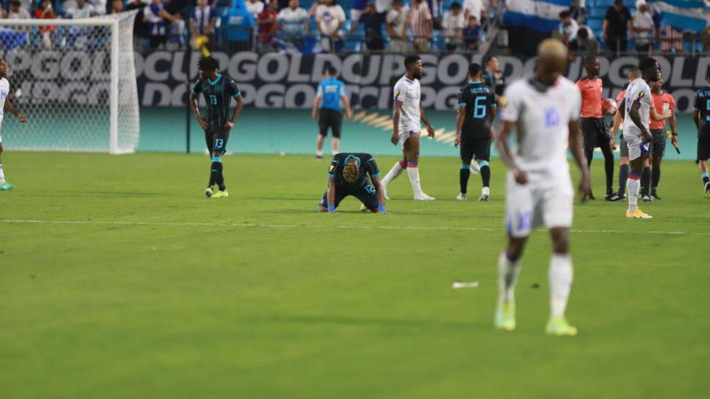 Los rostros de tristeza de los jugadores de Honduras tras la eliminación de la Copa Oro
